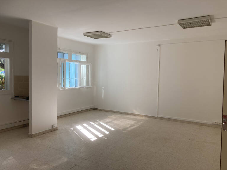 À LOUER LOCAL DE 129 m2 - SAINT-PIERRE — photo 1