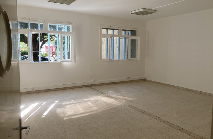 À LOUER LOCAL DE 129 m2 - SAINT-PIERRE — photo 2