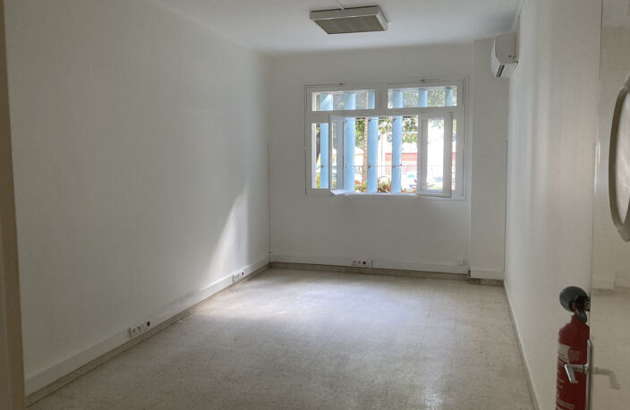 À LOUER LOCAL DE 129 m2 - SAINT-PIERRE — photo 3
