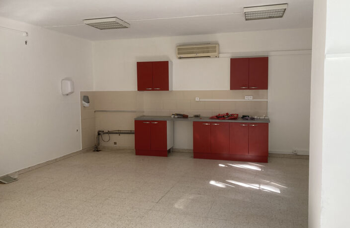À LOUER LOCAL DE 129 m2 - SAINT-PIERRE — photo 4