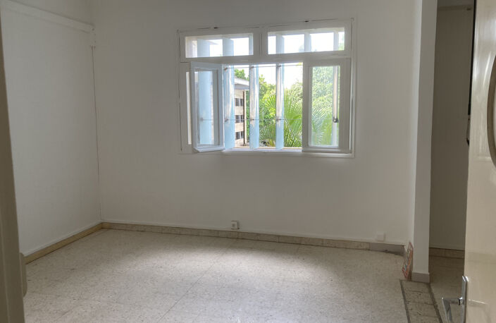 À LOUER LOCAL DE 129 m2 - SAINT-PIERRE — photo 5