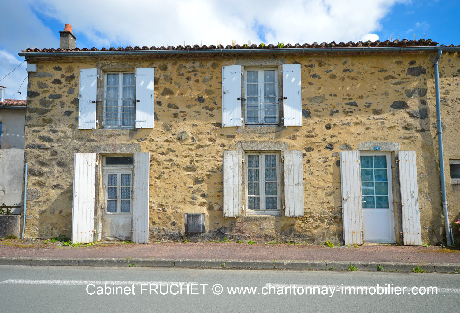 POUZAUGES : Maison à rénover + dépendances — photo 1