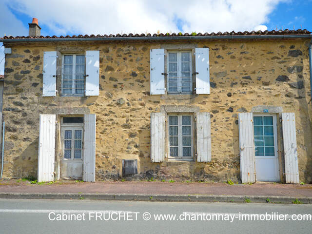 POUZAUGES : Maison à rénover + dépendances — photo du bien