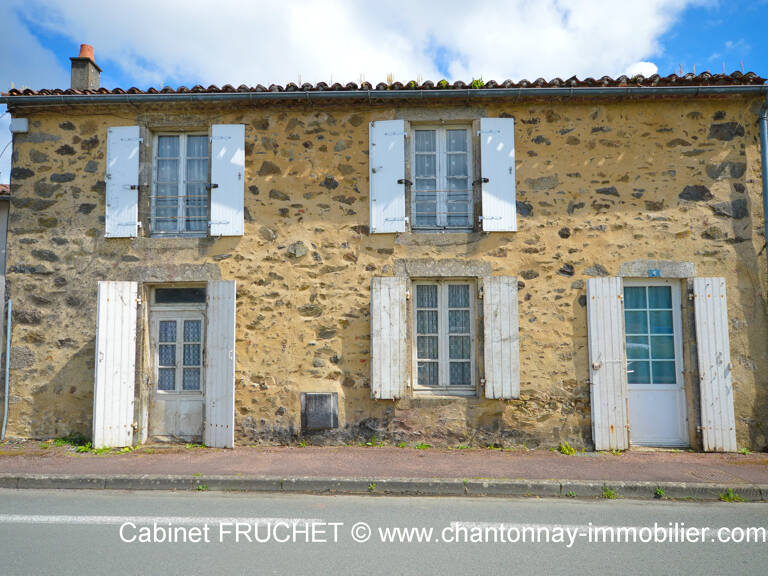 POUZAUGES : Maison à rénover + dépendances — photo 1