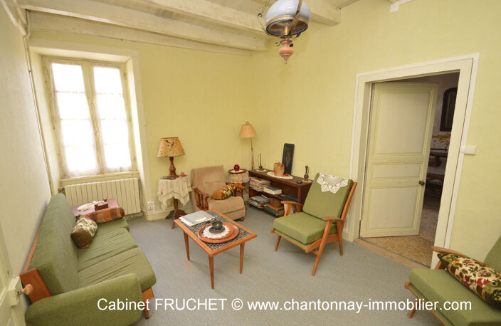 POUZAUGES : Maison à rénover + dépendances — photo 2