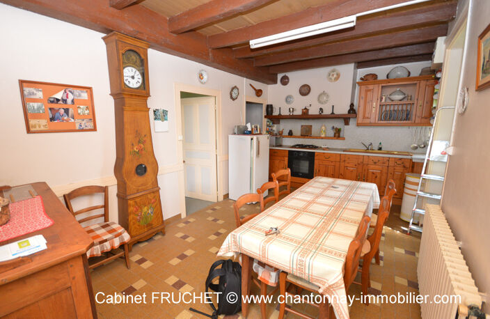 POUZAUGES : Maison à rénover + dépendances — photo 3