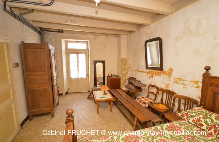 POUZAUGES : Maison à rénover + dépendances — photo 5