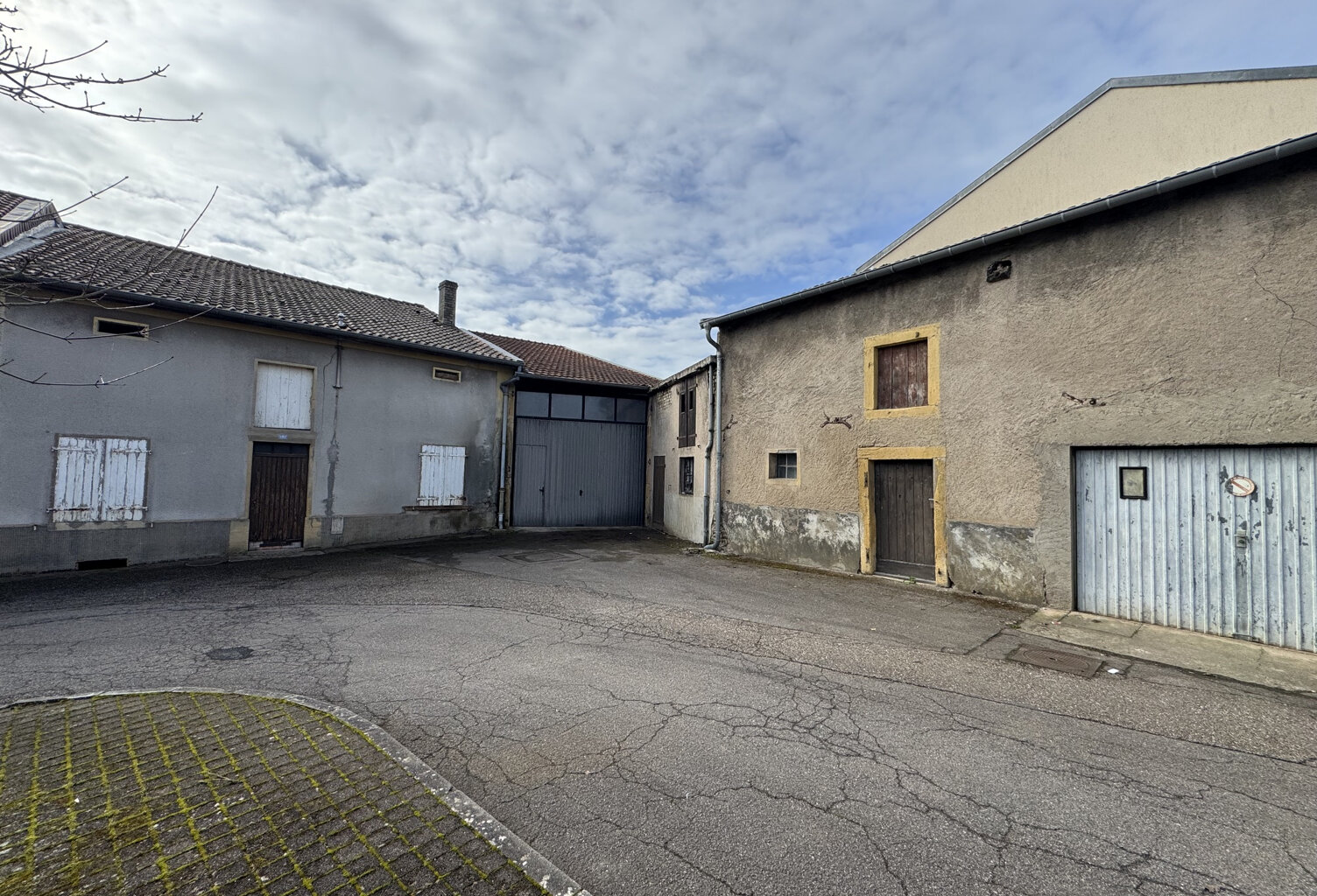 Maison + Granges et Garage — photo 1