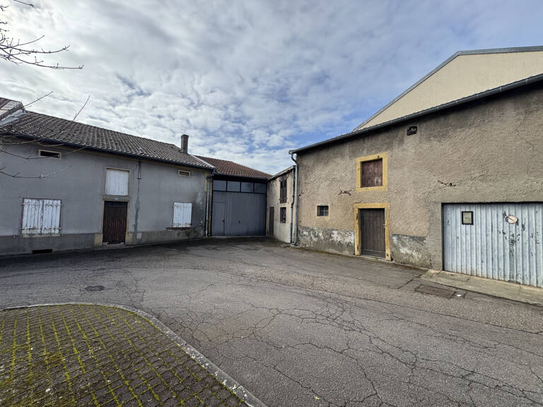 Maison + Granges et Garage — photo 1
