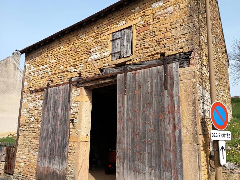 Idéalement située à Cormatin cette grange en pierre offre la possibilité de créer un logement — photo 1