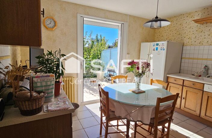 Proche écoles et services : Maison familiale avec 4 chambres et 2 garages. — photo 2