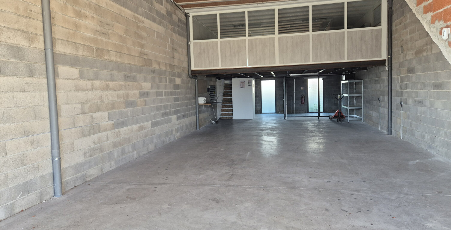 VIC LA GARDIOLE/MIREVAL : Local professionnel 182m2 — photo 1