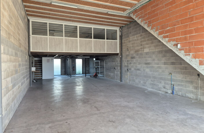 VIC LA GARDIOLE/MIREVAL : Local professionnel 182m2 — photo 2