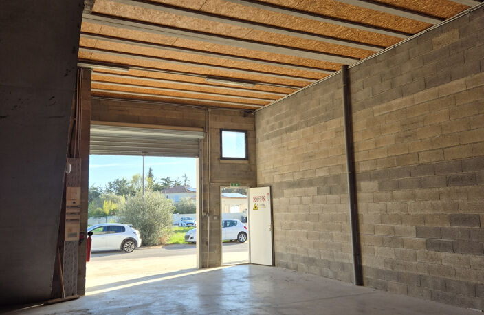 VIC LA GARDIOLE/MIREVAL : Local professionnel 182m2 — photo 3