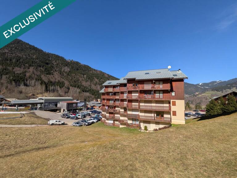 Studio cabine de 23m2 avec balcon exposé sud et casier à ski offrant une vue dégagée sur les alpages et montagnes environnantes. — photo 1