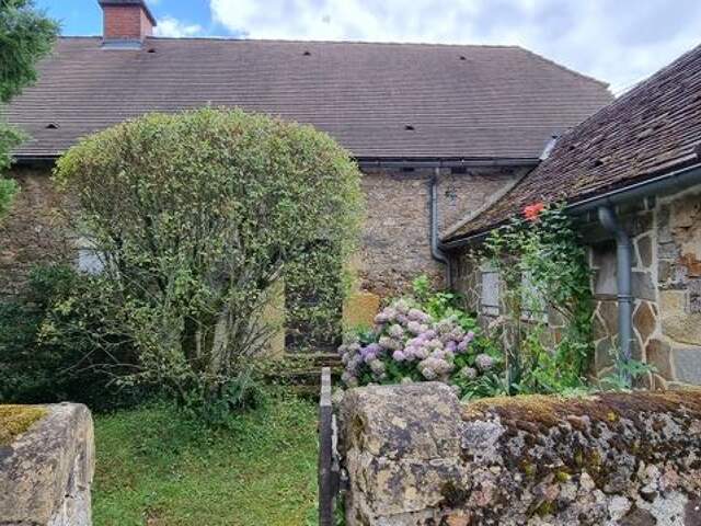 Maison en pierre de 4 pièces principales — photo du bien