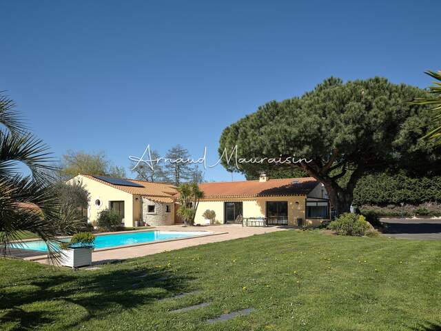 Maison familiale avec piscine et terrain paysagé ! — photo du bien