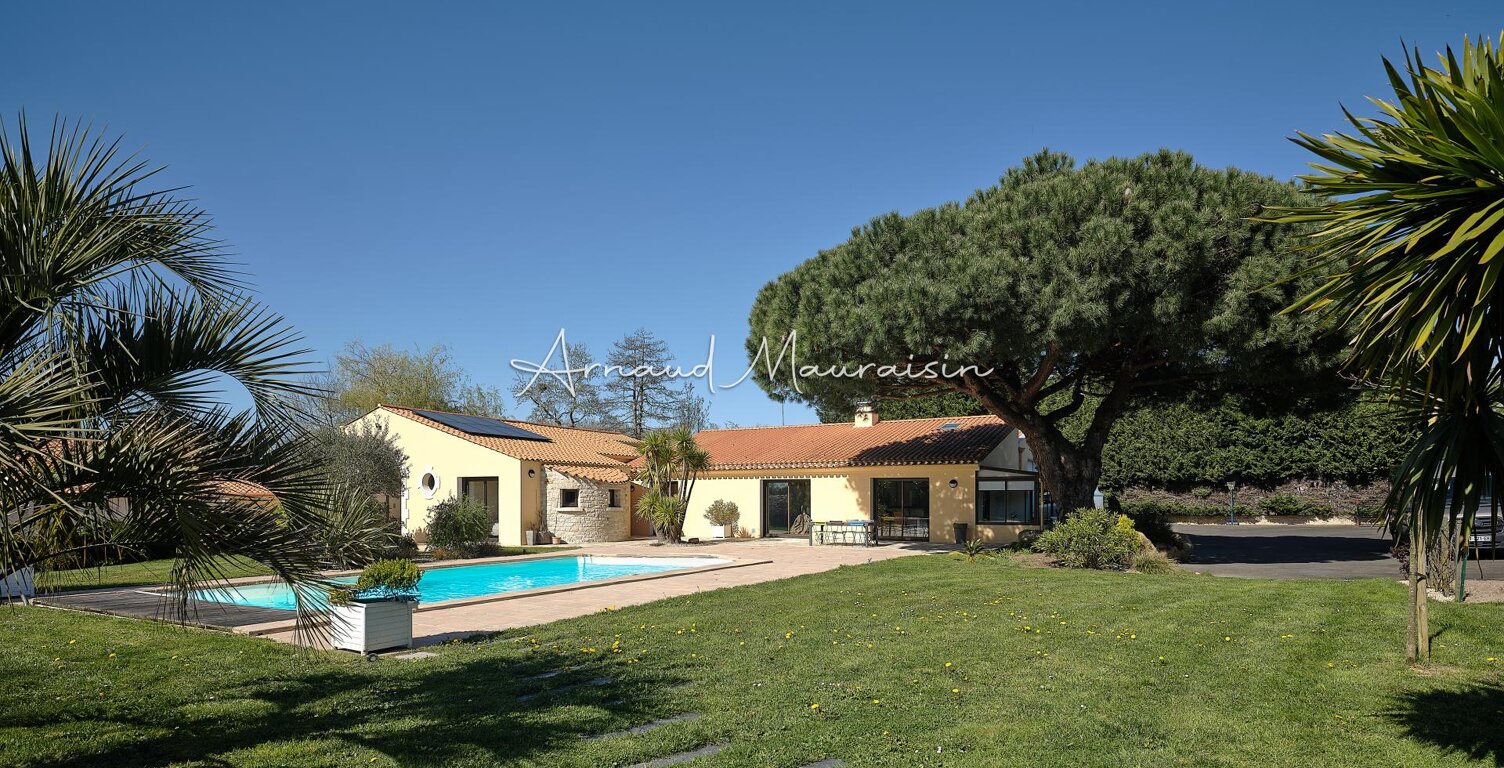 Maison familiale avec piscine et terrain paysagé ! — photo 1