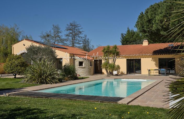 Maison familiale avec piscine et terrain paysagé ! — photo 2