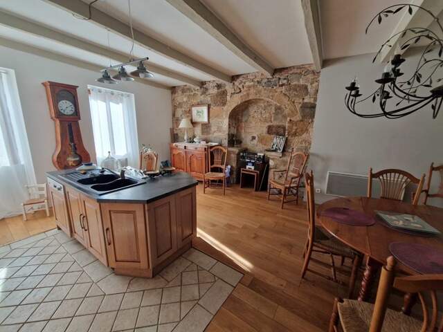 Maison en pierre de 4 pièces principales — photo du bien