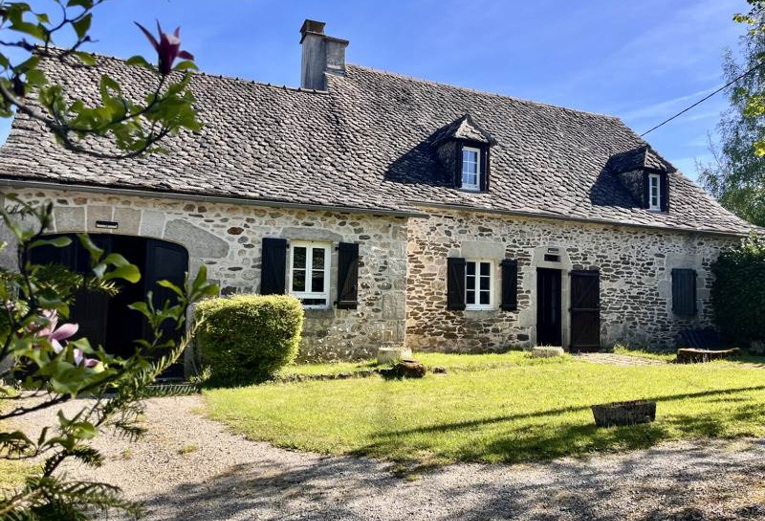 Maison en pierre de 4 pièces principales — photo 1