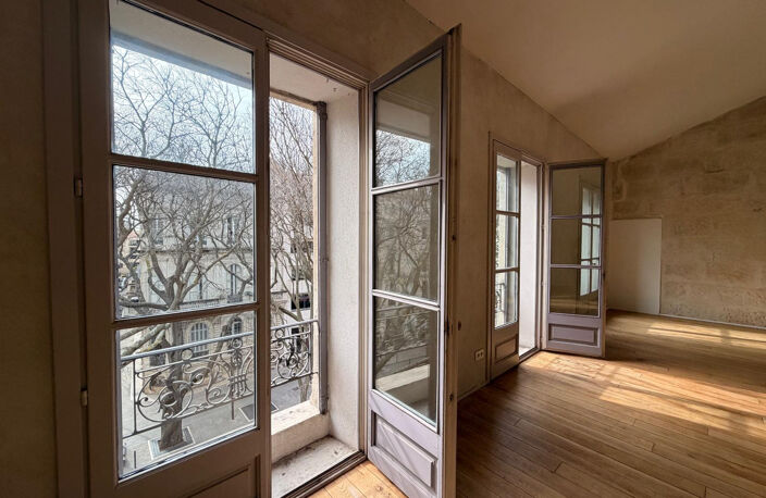 NIMES MAISON CARREE Duplex d'exception P3 bis de 155m2 avec — photo 4