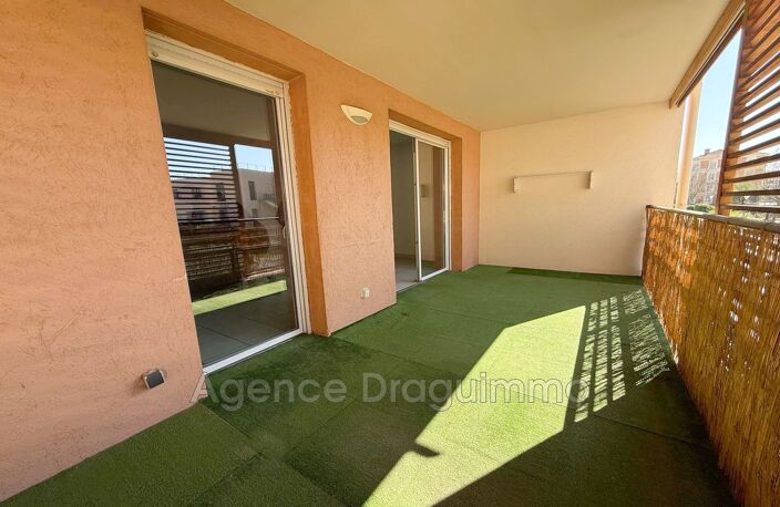 Reloué par l''agence<BR>CHARMANT F3 avec PISCINE QUARTIER CHABRAN — photo 2