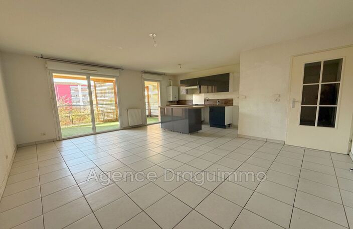 Reloué par l''agence<BR>CHARMANT F3 avec PISCINE QUARTIER CHABRAN — photo 3