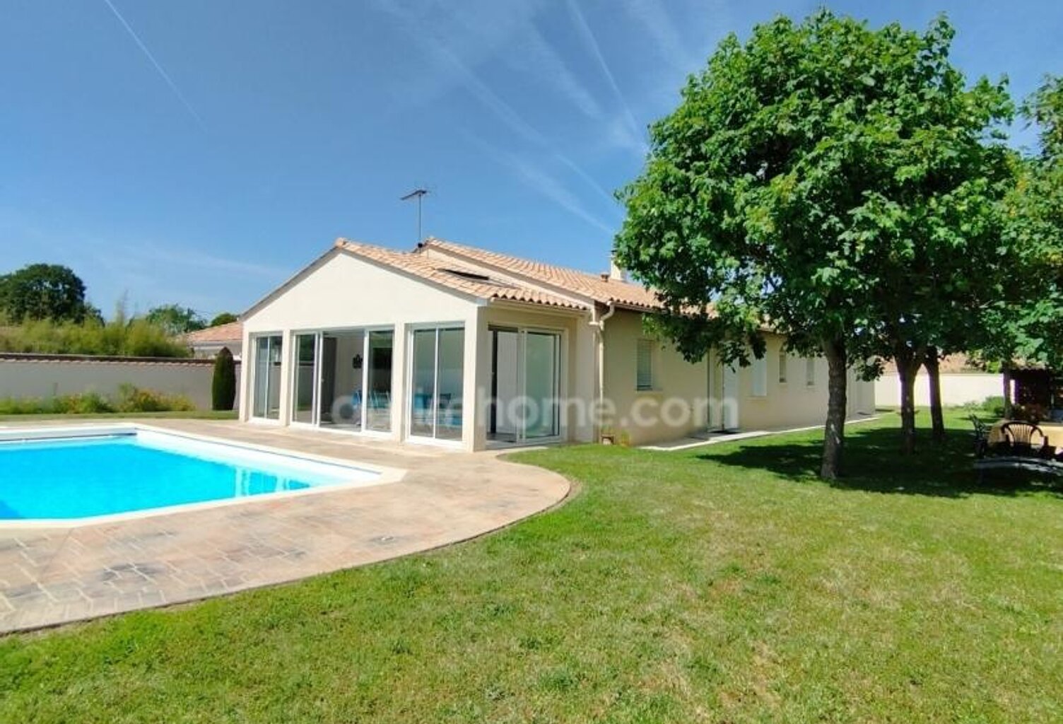 Charente, à Vars, maison de plain pied de 137 m², 4 chambres, véranda, piscine, garage et terrain clos 1002 m² — photo 1