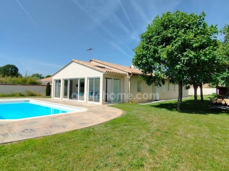 Charente, à Vars, maison de plain pied de 137 m², 4 chambres, véranda, piscine, garage et terrain clos 1002 m² — photo 1