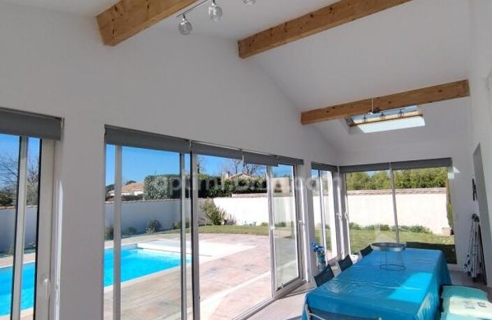 Charente, à Vars, maison de plain pied de 137 m², 4 chambres, véranda, piscine, garage et terrain clos 1002 m² — photo 2
