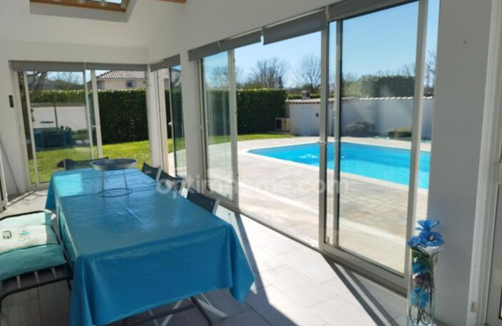Charente, à Vars, maison de plain pied de 137 m², 4 chambres, véranda, piscine, garage et terrain clos 1002 m² — photo 3