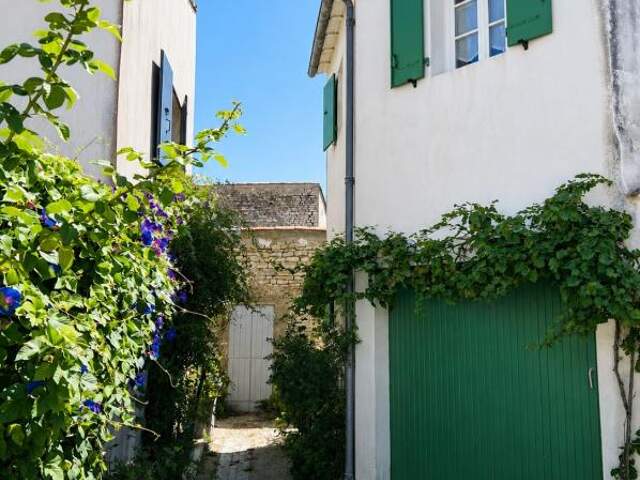 Maison familiale à vendre en plein coeur du village de La Couarde-sur-Mer - 3 chambres + mezzanine - Terrasse - Garage — photo du bien