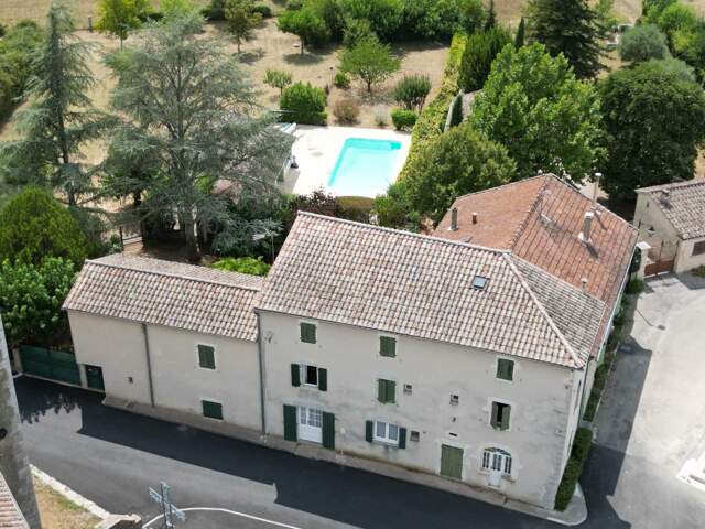 Maison de village avec piscine et 8 chambres — photo du bien