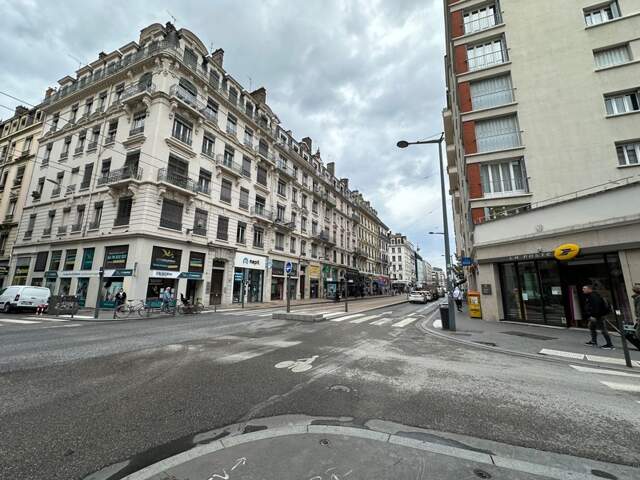 Local commercial Bail à céder  LYON 6EME ARRONDISSEMENT (69), local commercial de 136m2 sur 2 niveaux, emplacement N°1 secteur Lafayette part dieu — photo du bien