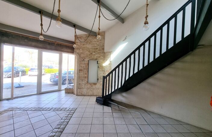 Local commercial 89m² à louer - Place Gambetta, Saint-Pierre-d’Oléron. (17) — photo 2