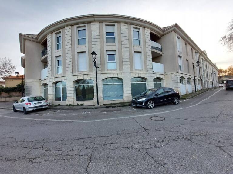 LOCAL PROFESSIONNEL OU COMMERCIAL - VILLENEUVE-LES-AVIGNON - 253 m² — photo 1