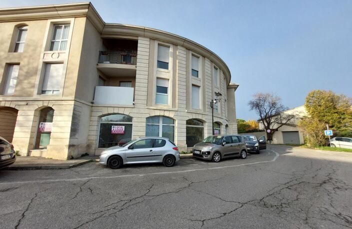 LOCAL PROFESSIONNEL OU COMMERCIAL - VILLENEUVE-LES-AVIGNON - 253 m² — photo 2