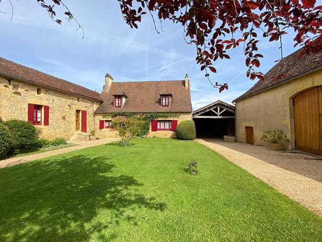 Ensemble périgourdin authentique avec deux gîtes, piscine et 5,3 hectares — photo du bien