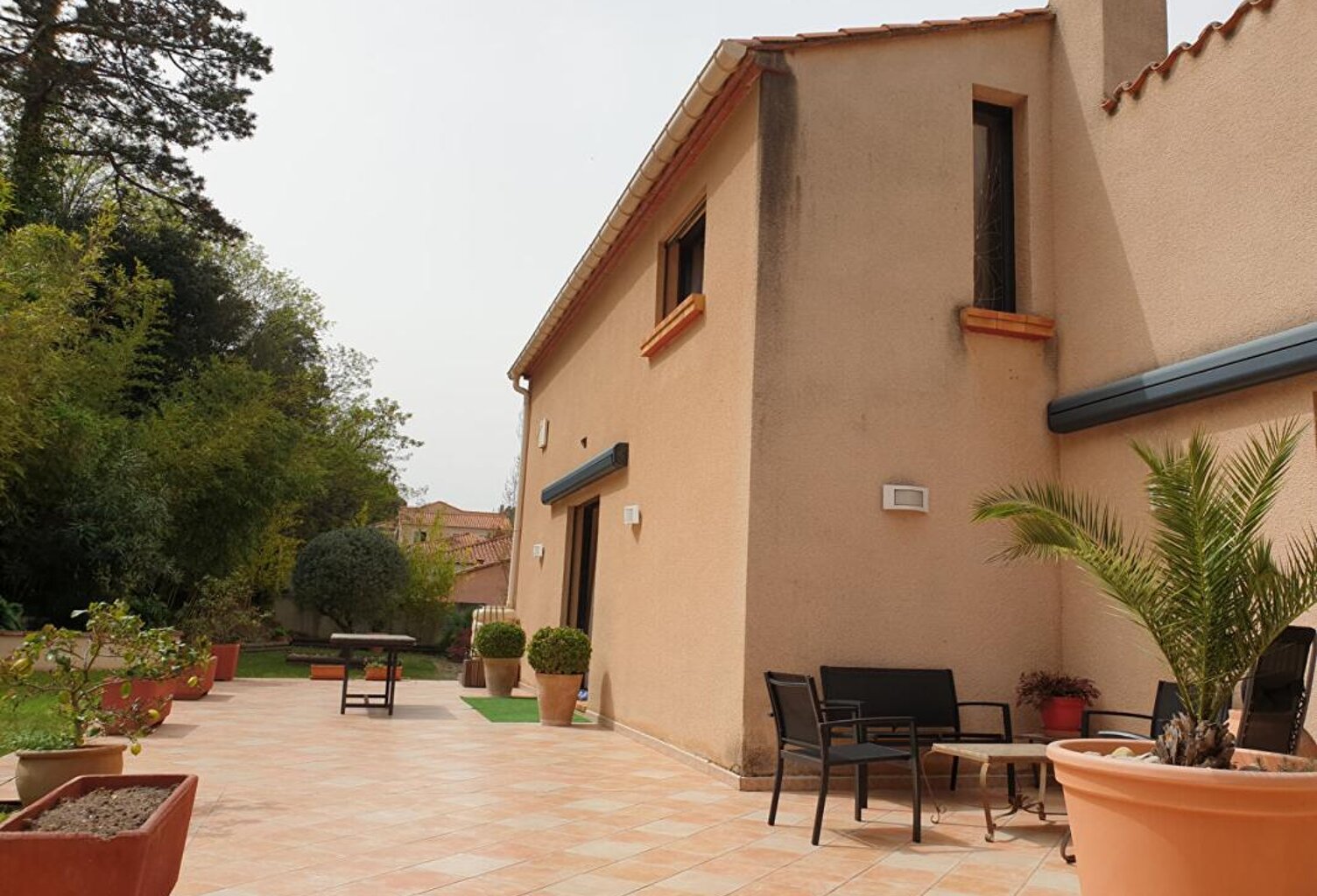 Un ensemble regroupant une maison d'architecte indépendante  avec grand garage, local professionnel et un locatif à Amélie les Bains — photo 1