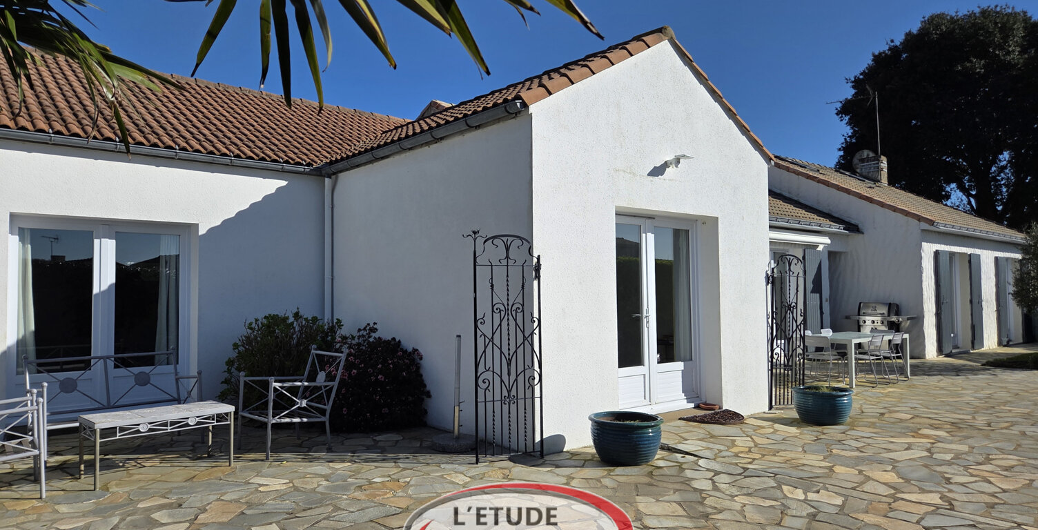 ST HILAIRE DE CHALEONS BOURG : Villa 222 m2 habitables, terr — photo 1