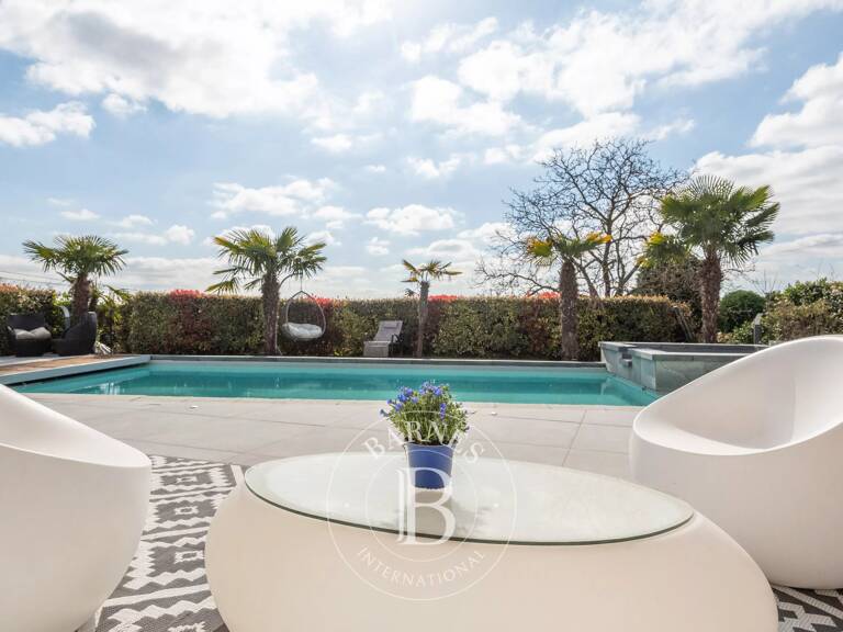 Exclusivité - Saint-Genis-Laval  - Maison d'architecte d'environ 230 m² - 4 chambres - Piscine - Garage - Pool-house - Prestations haut de gamme - Jardin de 1 500 m² — photo 1