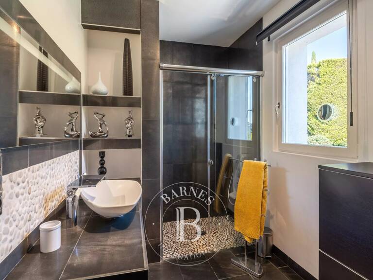 Exclusivité - Saint-Genis-Laval  - Maison d'architecte d'environ 230 m² - 4 chambres - Piscine - Garage - Pool-house - Prestations haut de gamme - Jardin de 1 500 m² — photo 1