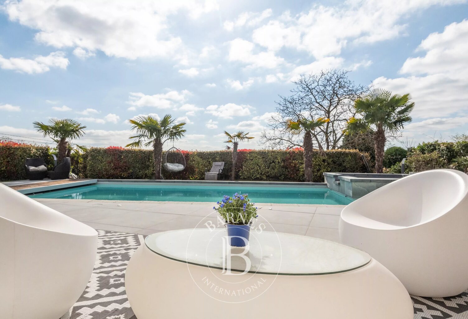 Exclusivité - Saint-Genis-Laval  - Maison d'architecte d'environ 230 m² - 4 chambres - Piscine - Garage - Pool-house - Prestations haut de gamme - Jardin de 1 500 m² — photo 1