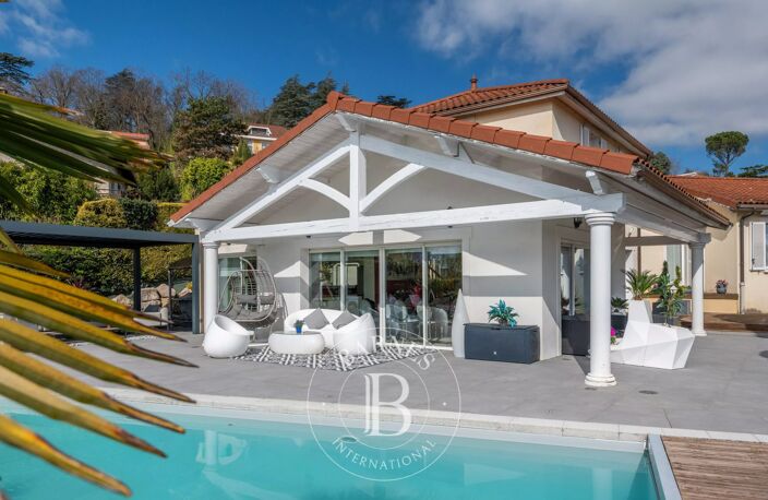 Exclusivité - Saint-Genis-Laval  - Maison d'architecte d'environ 230 m² - 4 chambres - Piscine - Garage - Pool-house - Prestations haut de gamme - Jardin de 1 500 m² — photo 2