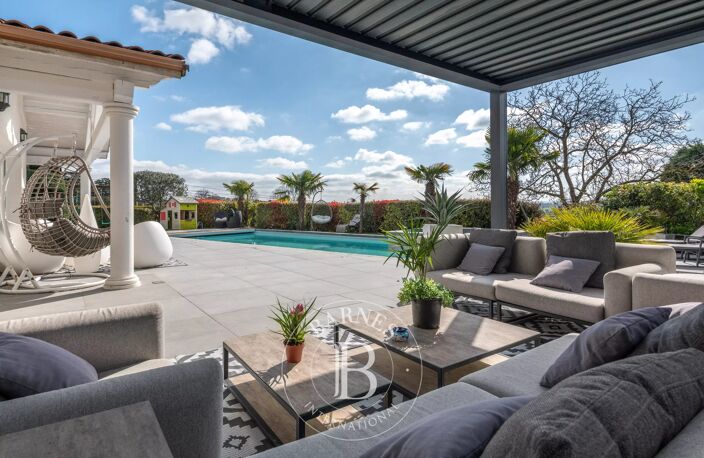 Exclusivité - Saint-Genis-Laval  - Maison d'architecte d'environ 230 m² - 4 chambres - Piscine - Garage - Pool-house - Prestations haut de gamme - Jardin de 1 500 m² — photo 3