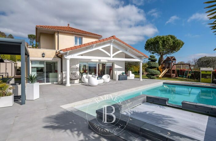 Exclusivité - Saint-Genis-Laval  - Maison d'architecte d'environ 230 m² - 4 chambres - Piscine - Garage - Pool-house - Prestations haut de gamme - Jardin de 1 500 m² — photo 5