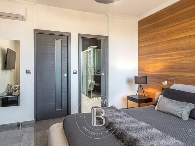 Exclusivité - Saint-Genis-Laval  - Maison d'architecte d'environ 230 m² - 4 chambres - Piscine - Garage - Pool-house - Prestations haut de gamme - Jardin de 1 500 m² — photo du bien