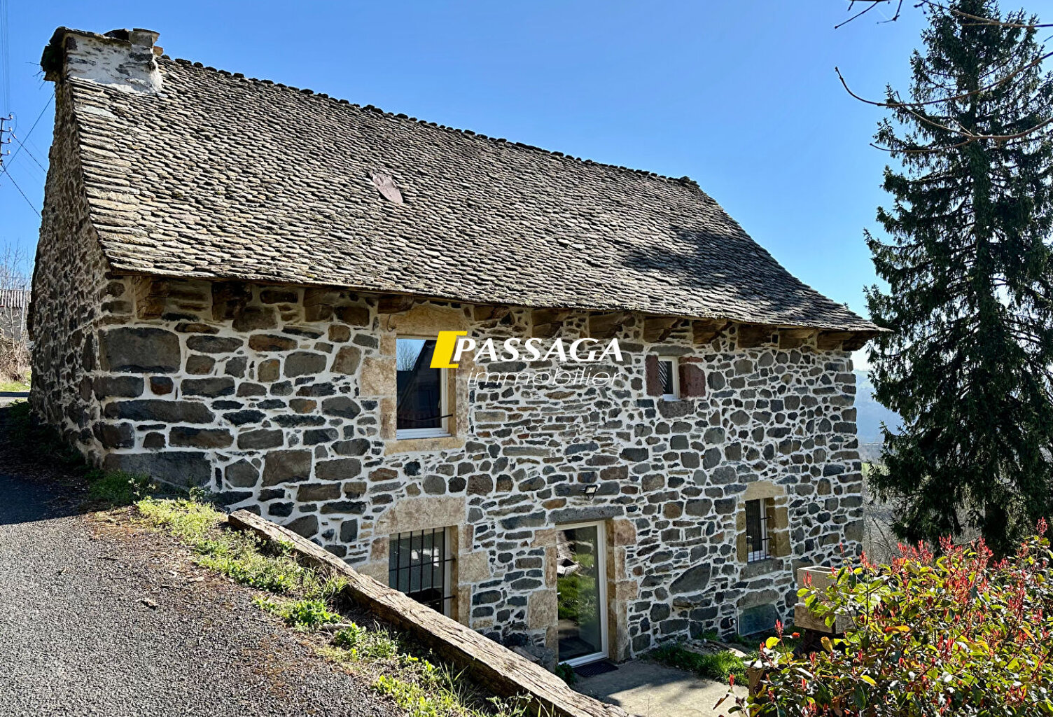A VENDRE - Maison d'habitation de type 4 avec jardin - PRADES D'AUBRAC — photo 1