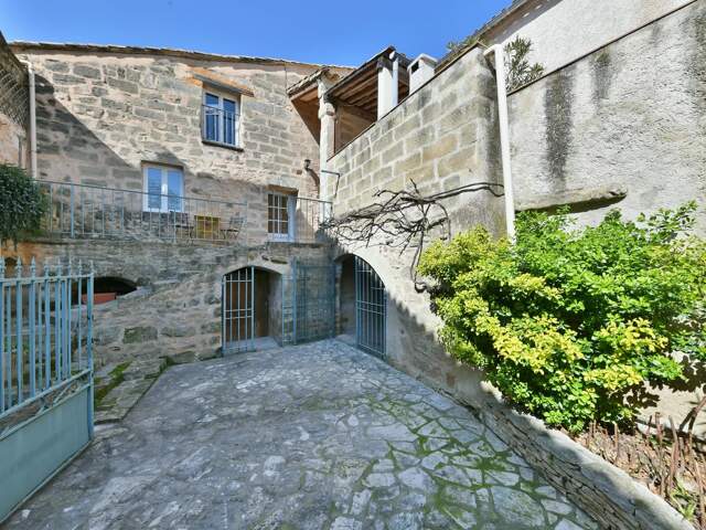 Charmante maison de village avec cour et terrasses — photo du bien